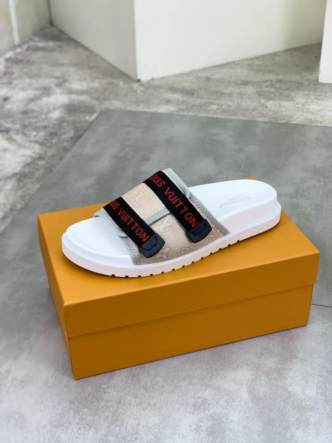 Men's shoes 💰P320💰【New style】🆘 Original quality 【LOUIS VUITTON】The popular Louis Vuitton LV men's slippers on the official website are on sale simultaneously! Original fabric imported from Italy, original factory special supply, code number: 38-44 (45 customized), many colors available